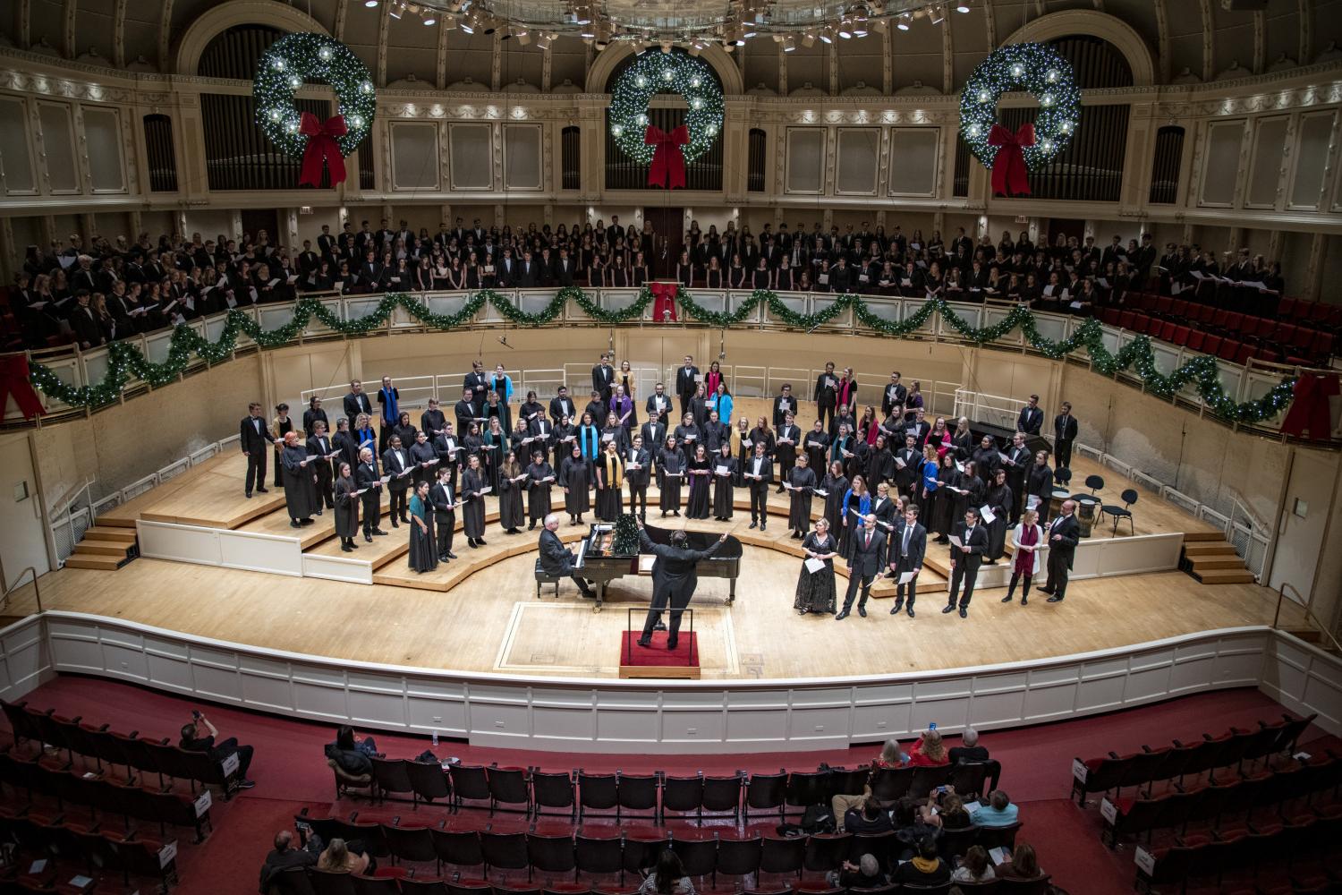 The <a href='http://9942.daves-studio.com'>bv伟德ios下载</a> Choir performs in the Chicago Symphony Hall.